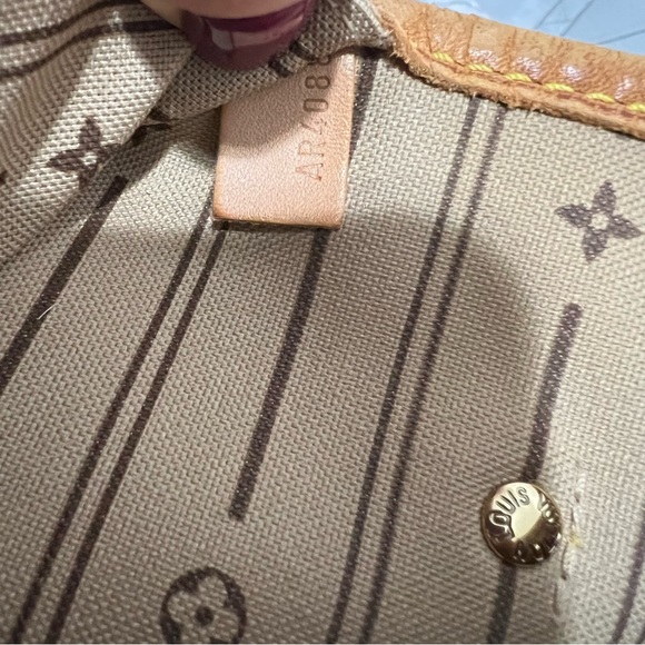 Louis Vuitton Neverfull Tote Bag - Picture 4 of 10